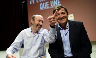 L'ancien secrétaire général du parti socialiste espagnol Alfredo Perez Rubalcaba (g) et le président de la Principauté des Asturies, Javier Fernandez, le 21 juin 2015 à Madrid