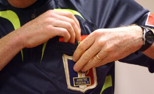 En l'absence de pass sanitaire, l'arbitre avait décidé de ne pas faire jouer le match. L'un des joueurs l'aurait agressé tout en proférant des insultes à caractère racistes
