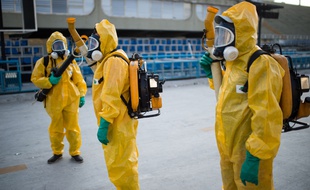 Des agents du service sanitaire de Rio nettoient le Sambodrome le 25 janvier 2016.