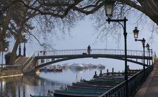 Des promeneurs au bord du lac d'Annecy, le 22 mars 2013.