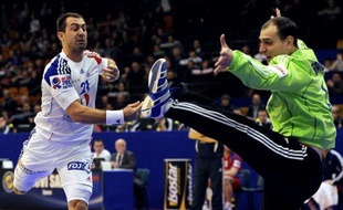 L'ailier gauche français Michaël Guigou, blessé, a déclaré forfait pour la suite du Championnat d'Europe des nations de handball et sera remplacé par Samuel Honrubia, a annoncé jeudi l'entraîneur de l'équipe de France Claude Onesta.