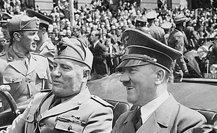 Benito et Mussolini et Adolf Hitler en juin 1940, à Munich, en Allemagne.