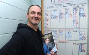 Gérard Louviot pose avec son livre "Orphelin des mots" à Plougonven, en Bretagne, le 6 novembre 2014