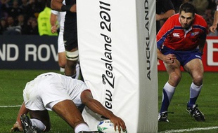 L'arbitre Craig Joubert regarde Thierry Dusautoir inscrire l'unique essai français en finale de la Coupe du Monde de rugby, le 23 octobre 2011, à Auckland.