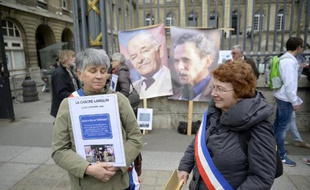 Manifestation de soutien à Raymond Mis (affiche de gauche) et Gabriel Thiennot le 17 mars 2014 à Paris, devant le palais de justice
