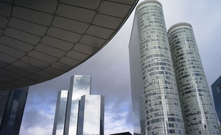 Le complexe immobilier Coeur de Défense (à droite) où Orange Business Services, filiale du groupe Orange, loue onze étages de bureaux qu'elle a inscrit à Cube 2020, championnat national des économies d'énergie..