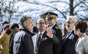 Le président François Hollande (c) s'exprime lors la commémoration de la rafle des enfants d'Izieu, le 6 avril 2015