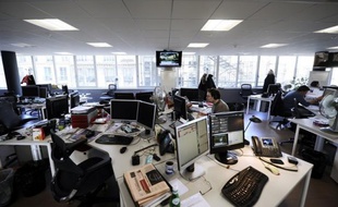 Pendant la période estivale, la plupart des entreprises françaises acceptent - avec quelques réserves - que leurs employés troquent vestes ou tailleurs contre des tenues plus légères et plus décontractées pour venir travailler.