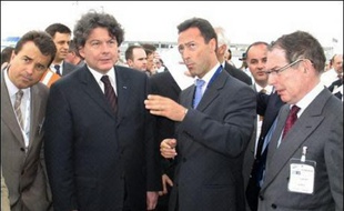 Le ministre de l'Economie Thierry Breton s'est défendu jeudi de toute intervention dans la négociation du montant des indemnités de départ de Noël Forgeard du groupe EADS, alors que les candidats à la présidentielle se sont saisis de la polémique.