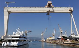 Un yacht sur le port de La Ciotat
