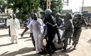Les forces de sécurité camerounaises transportent les corps des victimes d'une double explosion à Maroua dans le Nord-Cameroun le 22 juillet 2015