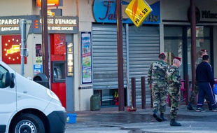 La scène de crime où deux militaires ont été tués et un autre grièvement blessé dans une fusillade devant un distributeur de billet a proximité de la caserne par Mohamed Merah, le 15 mars 2012 à Montauban.