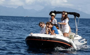 Caroline Bourgnon (D) lors d'une cérémonie en hommage à son mari Laurent Bourgnon, le 13 juillet 2015 dans la baie de Matavai, en Polynésie française