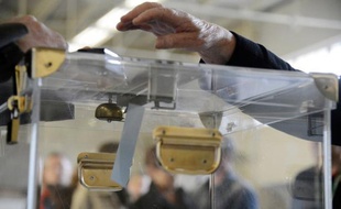 Les candidats PS aux législatives sont en tête au premier tour dans six circonscriptions des Français de l'étranger sur onze, EELV dans une et l'UMP dans les quatre autres, selon des résultats provisoires diffusés lundi par le ministère des Affaires étrangères.