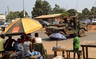 Les dirigeants d'Afrique centrale ont ordonné dans la nuit de jeudi à vendredi à N'Djamena aux parlementaires centrafricains, emmenés plus tôt par avion de Bangui, de préparer un accord qui s'oriente vers une mise à l'écart du président Michel Djotodia pour faciliter une sortie de crise en Centrafrique.
