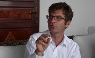 Stanislas Martin, médiateur envoyé par le gouvernement dans le cadre du mouvement contre la vie chère à Mayotte, en conférence de presse à Petite Terre, le 28 octobre 2011.