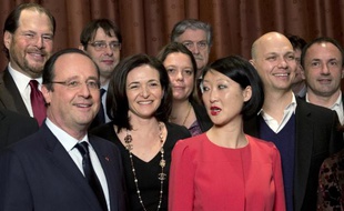 François Hollande, aux côtés de Sheryl Sandberg, la directrice des opérations de Facebook et de Fleur Pellerin, la ministre déléguée à l'Innovation et à l'Economie numérique, lors de sa visite à San Francisco, le 12 février 2014.