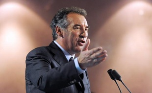 François Bayrou a estimé lundi que la guerre de succession à la tête de l'UMP, loin de se réduire à un choc d'ambitions, relevait d'un antagonisme de valeurs entre une droite ouverte représentée par François Fillon, avec qui il pourrait travailler, et une autre jouant les rapports de force, désignant implicitement Jean-François Copé.