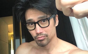 Chuando Tan, mannequin originaire de Singapour, est âgé de 50 ans sur cette photo.