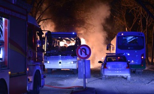 Un camion de pompier à proximité du site de l'explosion meurtrière, à Ankara le 17 février 2016 en Turquie
