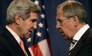 John Kerry (g) face à Sergueï Lavrov (d), à Genève le 14 septembre 2013