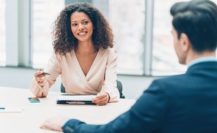 La loi impose aux employeurs de réaliser un entretien professionnel avec leurs salariés tous les deux ans.