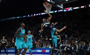 Giannis Antetokounmpo marque contre les Charlotte Hornets dans le cadre des NBA Paris Games 2020, le 24 janvier 2020 à Paris, à l'AccorHotels Arena.
