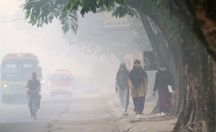 Indonésiens dans la fumée à Sumatra, le 8 octobre 2015.