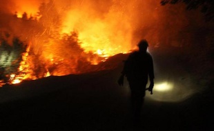 L'incendie qui fait rage en Californie depuis le 17 août continuait de s'étendre vendredi mais le parc de Yosemite n'était pas davantage touché et les touristes, attendus pour ce week-end de 3 jours, ne devaient pas s'inquiéter, selon les autorités.