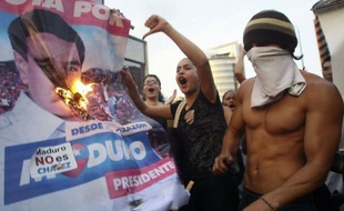 L'opposition a appelé mardi le pouvoir au dialogue au Venezuela, renonçant à un grand rassemblement mercredi à Caracas, après des manifestations qui ont fait sept morts et une soixantaine de blessés dans ce pays, plongé dans une crise politique depuis l'élection de Nicolas Maduro.