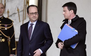 Le président François Hollande et son Premier ministre Manuel Valls à la sortie du conseil des ministres à l'Elysée le 1er avril 2015