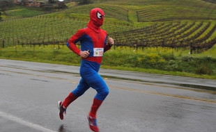 L'ultra-traileur Ian Sharman courant le Napa Valley Marathon en costume de Spiderman