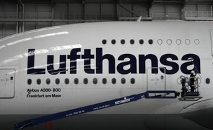 La première compagnie aérienne européenne, l'allemande Lufthansa, a vu ses résultats virer au rouge l'an dernier avec une perte nette de 13 millions d'euros, selon un chiffre préliminaire publié mercredi qui renvoie surtout aux pertes de sa filiale British Midlands.