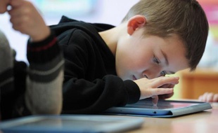 Illustration d'un enfant avec un iPad.