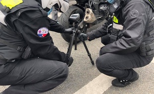 Des agents de surveillance de Paris (ASP) contrôlent les décibels d'une moto