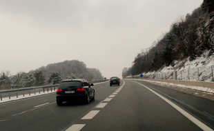 Une autoroute sous la neige.