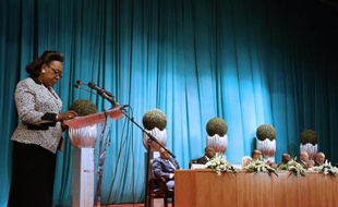 La présidente centrafricaine Catherine Samba Panza (gauche) lors de discussions entre des acteurs du conflit centrafricain à Brazzaville le 21 juillet 2014