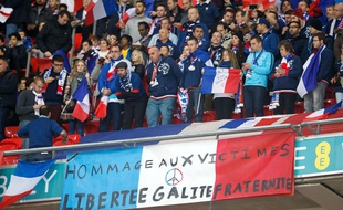 Les supporters français rendent hommage aux victimes, le 17 novembre 2015 à Londres.
