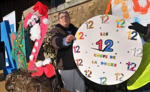 Quelque 300 personnes ont célébré à 12h12 les "Douze coups de La Douze" lors du dernier triplé numéraire du siècle en ce 12 décembre 2012, ont constaté des journalistes de l'AFP dans le village périgourdin de La Douze.
