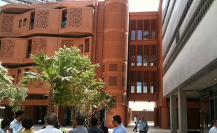 Masdar City, à Abu Dhabi, est une ville qui a le projet de n'émettre aucune émission de carbone