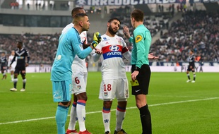 Deux pénaltys sifflés contre les Lyonnais au cours du match. Le premier est plus que litigieux...