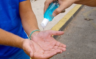 Les gels hydroalcooliques font partie des produits visés par le « Manifeste de Florence » (Illustration).