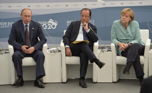 Le président russe Vladimir Poutine (g), le président français François Hollande (c) et la chancelière allemande Angela Merkel au sommet du G20 à Saint-Petersbourg le 6 septembre 2013
