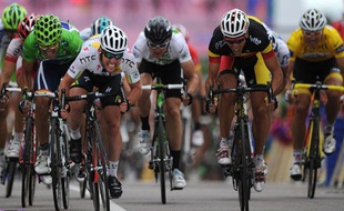 Mark Cavendish, Philippe Gilbert et Jesus Rojas se disputent le sprint au Cap Fréhel, le 6 juillet 2011