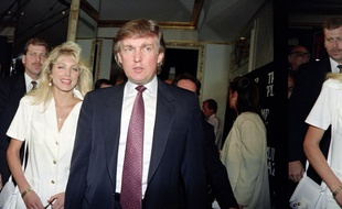 Donald Trump avec sa fiancée Marla Maples au Plaza Hotel de New York, le 9 juillet 1991.
