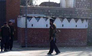 L'attentat, qui visait un poste de contrôle routier de la police tribale, s'est produit à Khar, le chef-lieu du district tribal de Bajaur, près de la frontière de l'Afghanistan, ont précisé des hauts responsables de l'administration locale.