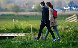 Des jeunes filles en zone rurale.