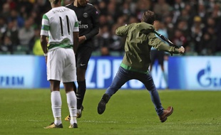 Mbappé esquive aussi bien les tacles des joueurs du Celtic que les coups de bottes de ses supporters.