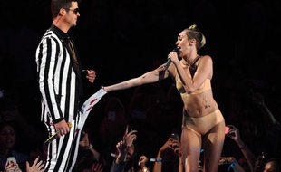 Robin Thicke et Miley Cyrus aux MTV Video Music Awards, le 25 août 2013, à New York.