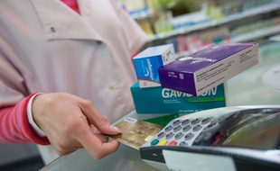 Paiement de médicaments en pharmacie (illustration)